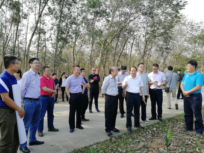 王院长带队到基地调研_副本.jpg